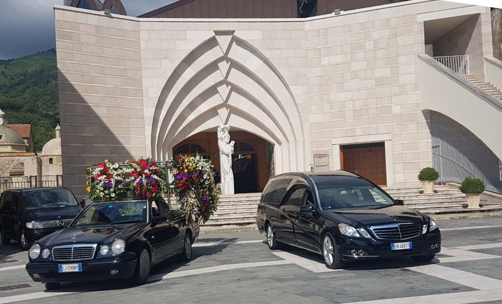 Autofunebre furgone portacorone fioriera funebre Mercedes funerale corteo