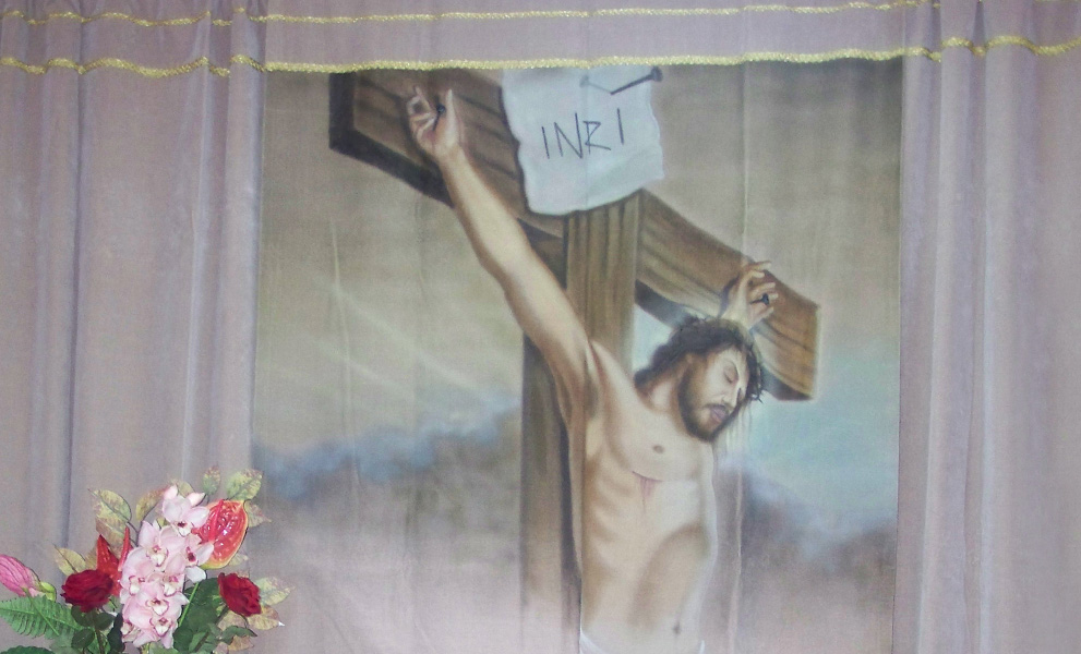 camera ardente Cristo in Croce reggibara lampada tappeto portafiori