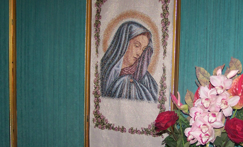 camera ardente pannello Madonna fiori reggibara lampada tappeto portafiori